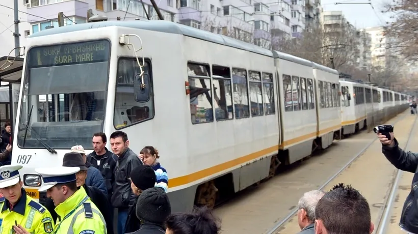 Două tramvaie s-au ciocnit în Capitală: șape persoane rănite au fost duse la spital. O posibilă cauză: bitumul turnat de drumari noaptea trecută. FOTO