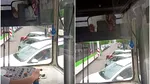 O bucureșteancă a dirijat traficul după ce un tramvai a rămas blocat: „Hai, hai, dați înapoi, să faceți loc”