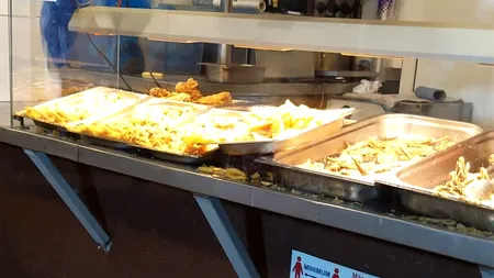 Cât costă o porție de HAMSII cu cartofi prăjiți, la „împinge tava” în Eforie Nord. Un turist și-a scos telefonul mobil și a făcut poze