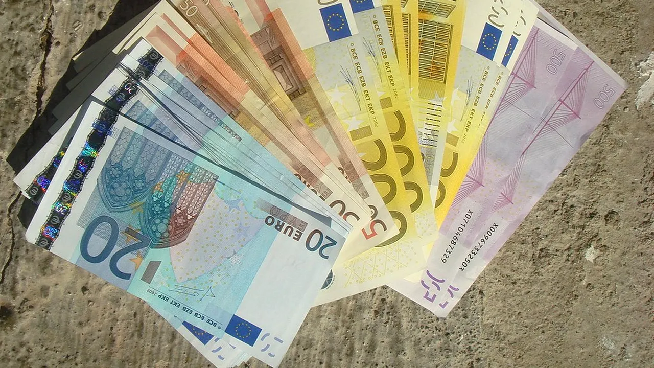 A cumpărat un telefon mobil cu bani falși. Pe cine au reținut polișiștii pentru falsificare de monede și înșelăciune