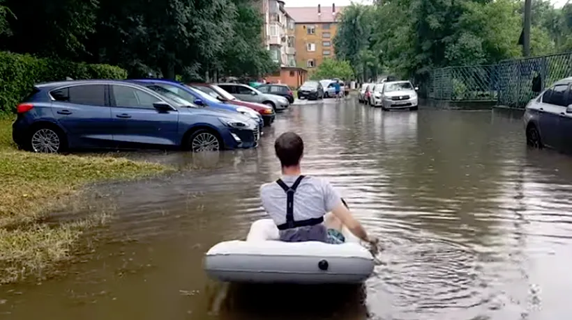 Cu toată viteza înainte. Un tânăr a ieșit cu salteaua pe străzile inundate din Hunedoara: Așa arată o stradă din centrul orașului - VIDEO