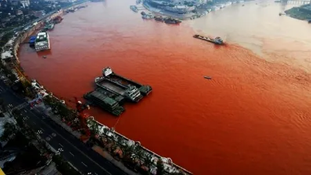 GALERIE FOTO. Fenomen inexplicabil în China. Apele unui fluviu s-au colorat în roșu