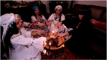 O femeie din Marea Britanie venit în România pentru a deveni VRĂJITOARE. Este convinsă că fantoma fostului soț o bântuie