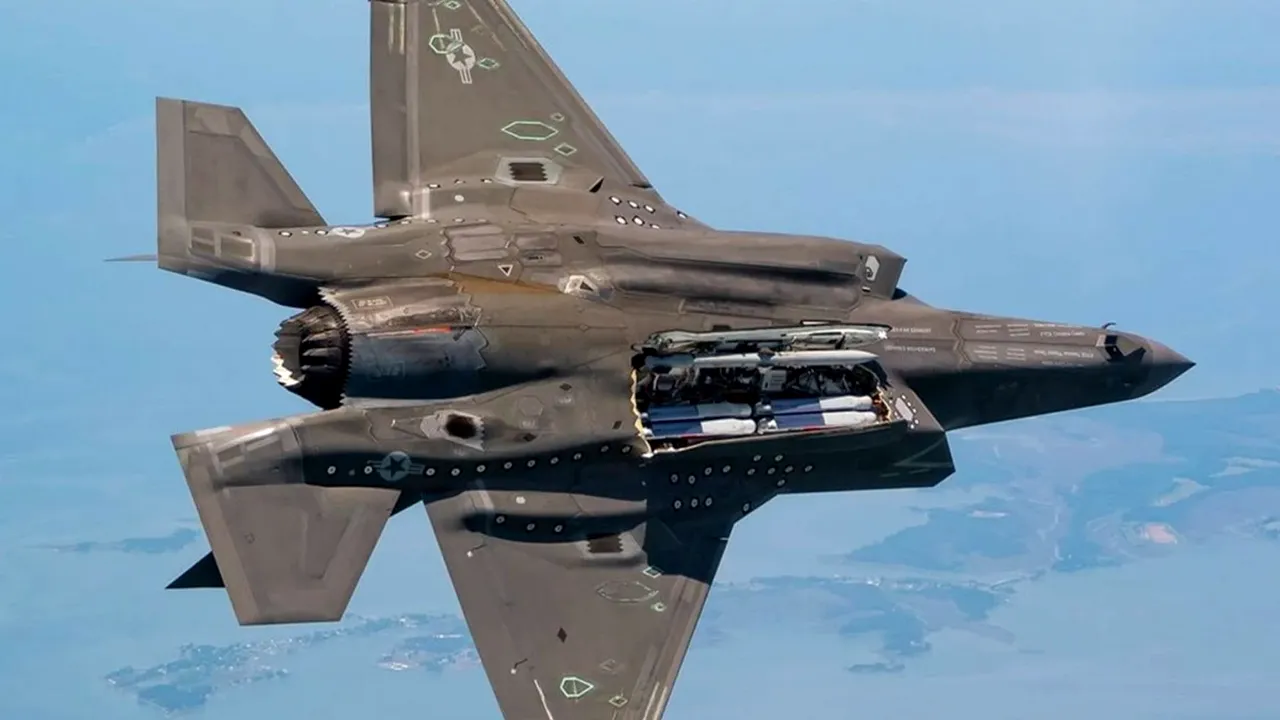 Demonstrație de forță. Un avion american F-35B a lansat, simultan, 8 bombe inteligente ghidate StormBreaker împotriva unor ținte multiple