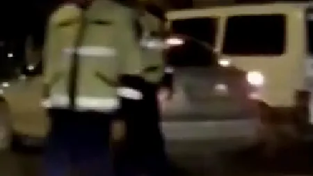 Un polițist a amenințat un șofer că îi ia permisul pentru că l-a făcut să ''alerge'' după el. Cum a reacționat omul legii când a aflat că e filmat
