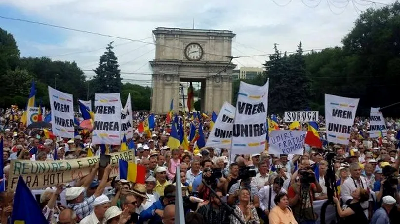 Mii de oameni cer la Chișinău unirea cu România: Jos hotarul de la Prut