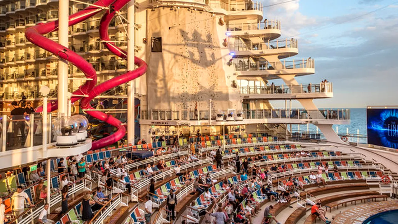 Cum arată viața la bordul celei mai mari nave de croazieră din lume. GALERIE FOTO