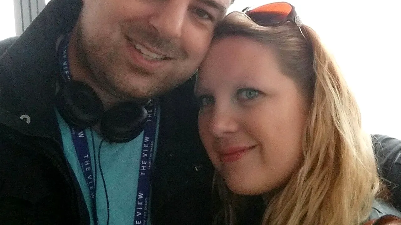 După ce au făcut dragoste, un bărbat i-a spus soției să închidă ochii, deoarece are o surpriză pentru ea. A început să numere „10, 9, 8...