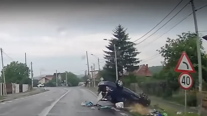Cât de ușor te poți răsturna cu o mașină! Un șofer de Renault a făcut un accident incredibil, la ieșirea din Bascov, iar imaginile au fost surprinse pe cameră / VIDEO & GALERIE FOTO