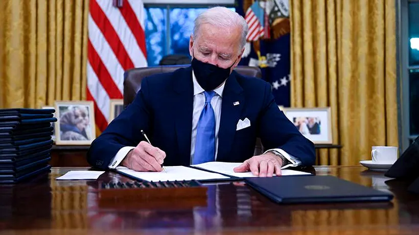 În prima zi ca președinte, Biden a semnat 17 decrete care invalidează politicile lui Trump