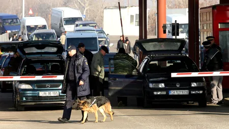 Polițiștii de frontieră au controlat o mașină în care se afla și o tânără de 26 de ani. Descoperirea uluitoare pe care au făcut-o sub fusta femeii