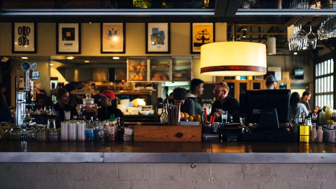 COVID-19: Noi restricții aplicate în județul Iași. Restaurantele și cafenele se închid, iar nunțile sunt interzise în două localități cu rata de infectare de 3 la mie