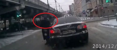 Un șofer din Rusia a fost lovit în spate de o altă mașină. Reacția sa e cu totul surprinzătoare