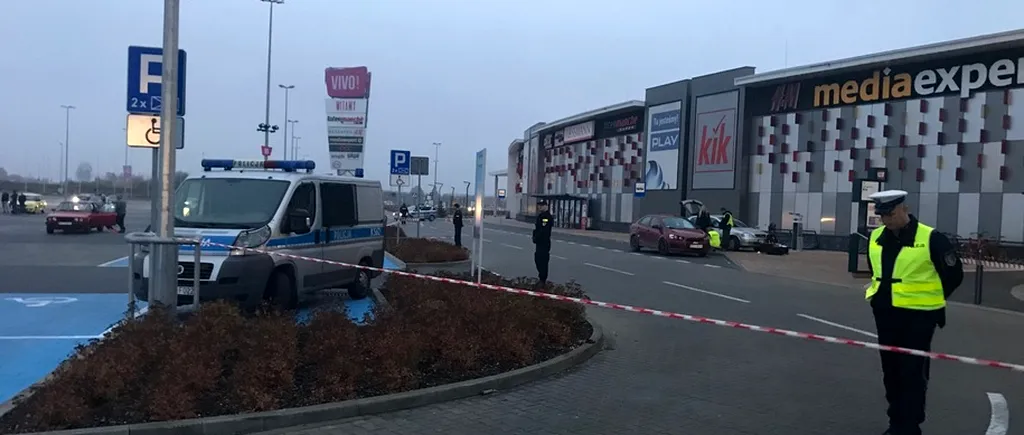 Atac cu cuțitul într-un mall din Polonia: o femeie a murit și alți opt oameni sunt răniți. FOTO cu atacatorul prins de polițiști. VIDEO