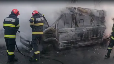 Un microbuz care transporta 11 muncitori A LUAT FOC, la ieșirea din Iași. Pompierii au intervenit de urgență
