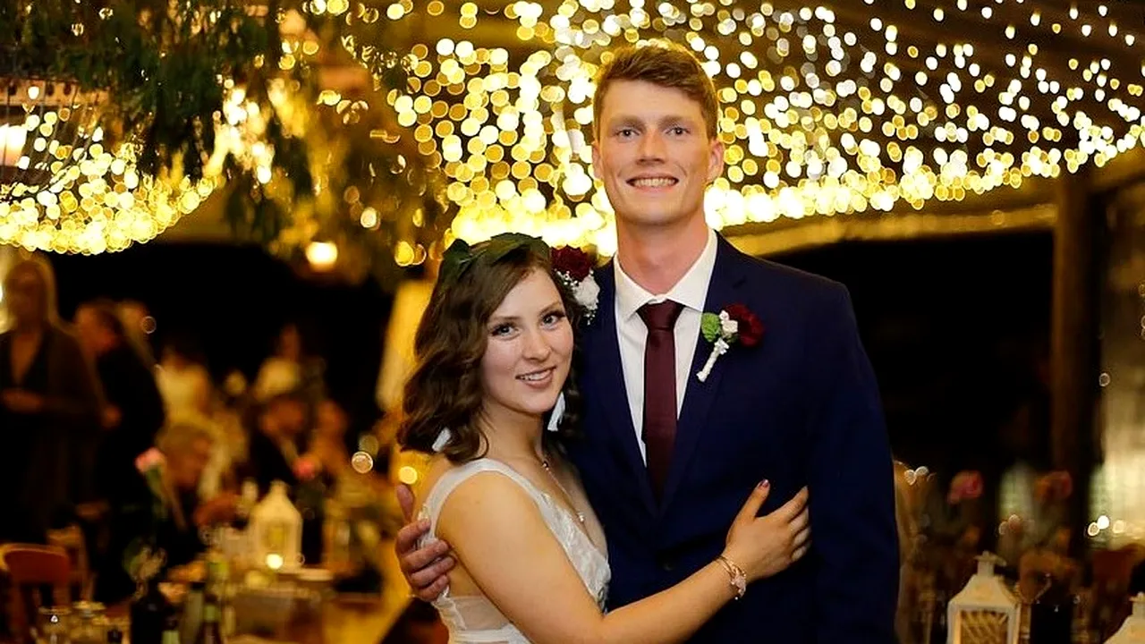 Nuntă de groază, dar cu final fericit: Ce s-a întâmplat cu mireasa după ce și-a rupt piciorul, i s-a stricat mașina iar locul unde trebuia ținută petrecerea a fost cuprins de flăcări - FOTO 