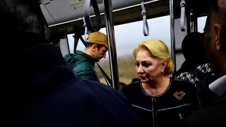 Viorica Dăncilă, surprinsă în autobuzul care ajută la debarcarea pasagerilor din avion, la Cluj | FOTO