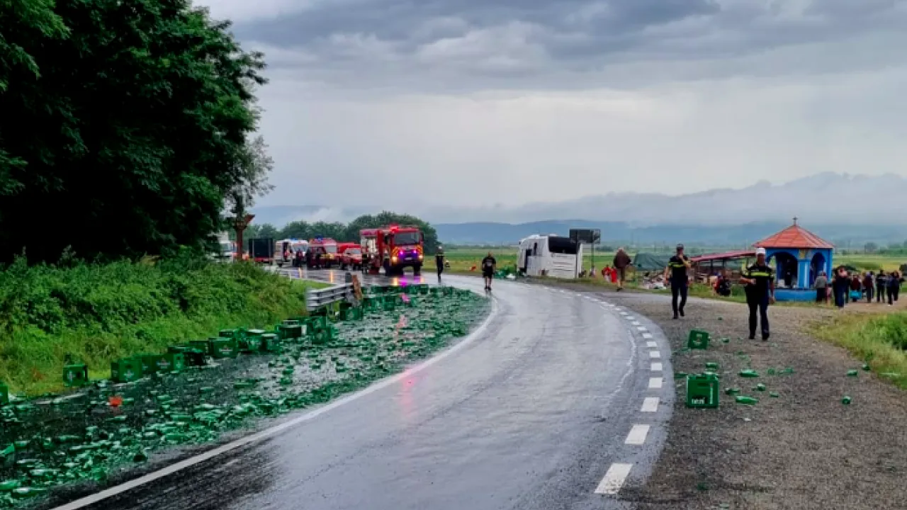 ACCIDENT grav pe DN1. Autocar cu 57 de pasageri, lovit de un autocamion. Planul Roșu de Intervenții, activat