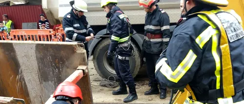 Salvare dramatică a unui muncitor prins sub un mal de pământ în Capitală. FOTO și VIDEO