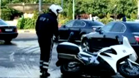Incident la vizita lui Hollande: un polițist din coloana oficială a căzut de pe motocicletă
