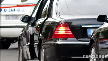 Fostul premier al Greciei, în stare gravă după ce a fost rănit într-un atac cu bombă la Atena. Lucas Papademos a deschis o scrisoare-capcană în mașină. Galerie FOTO