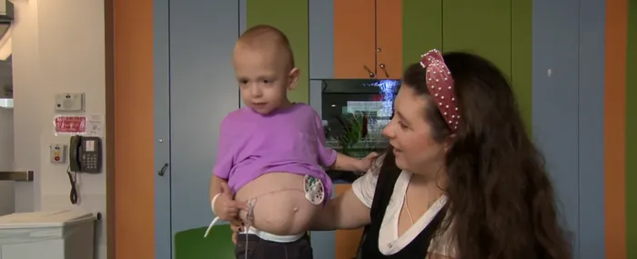 EMOȚIONANT. O profesoară i-a salvat viața unui copil de un an, pe care nu-l cunoaștea. I-a donat un rinichi când a auzit că are o boala gravă / Sursa foto: captură video