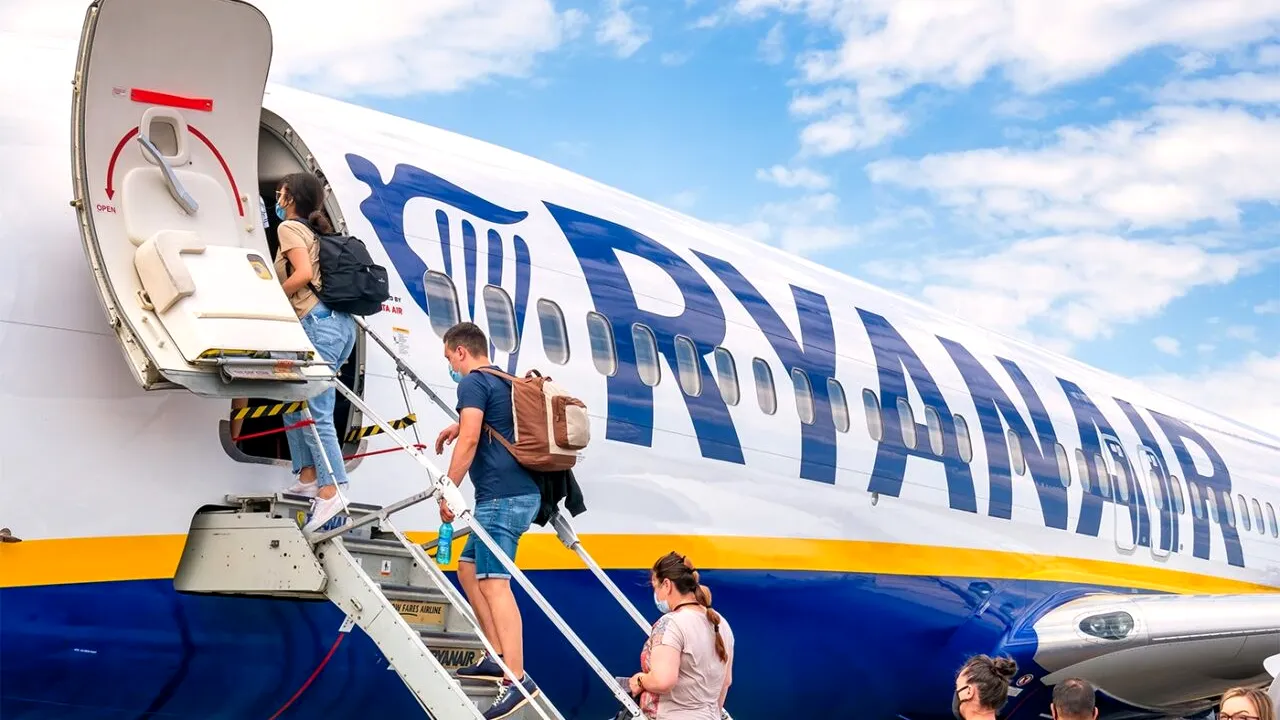 Motivul surprinzător pentru care îmbarcarea și coborârea din AVION se face, mereu, pe partea stângă