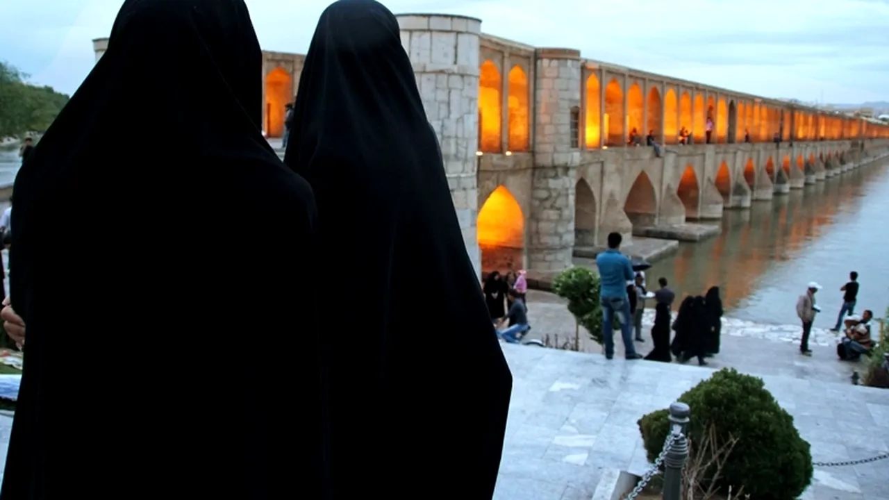 IRAN, FEMEIA DE SUB VĂL. Corespondență pentru Gândul din țara care sperie astăzi pe toată lumea