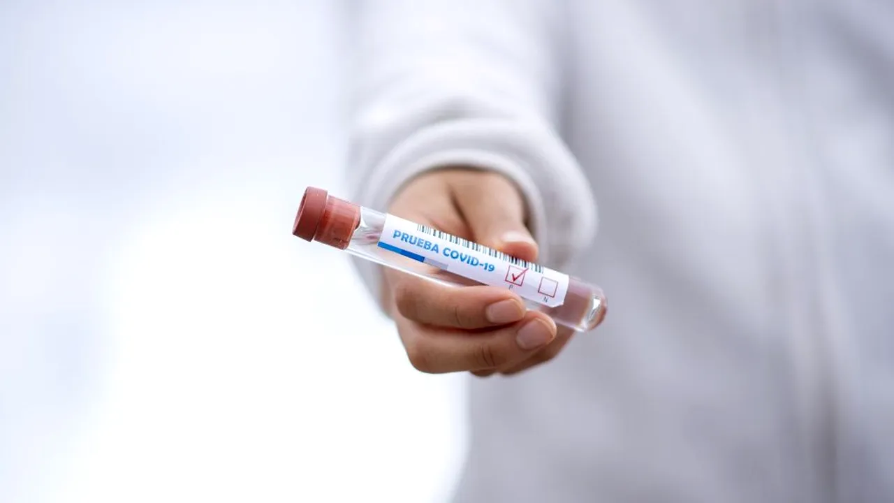 Definiţiile de caz pentru coronavirus au fost actualizate. Care sunt cele 14 categorii de persoane care trebuie testate