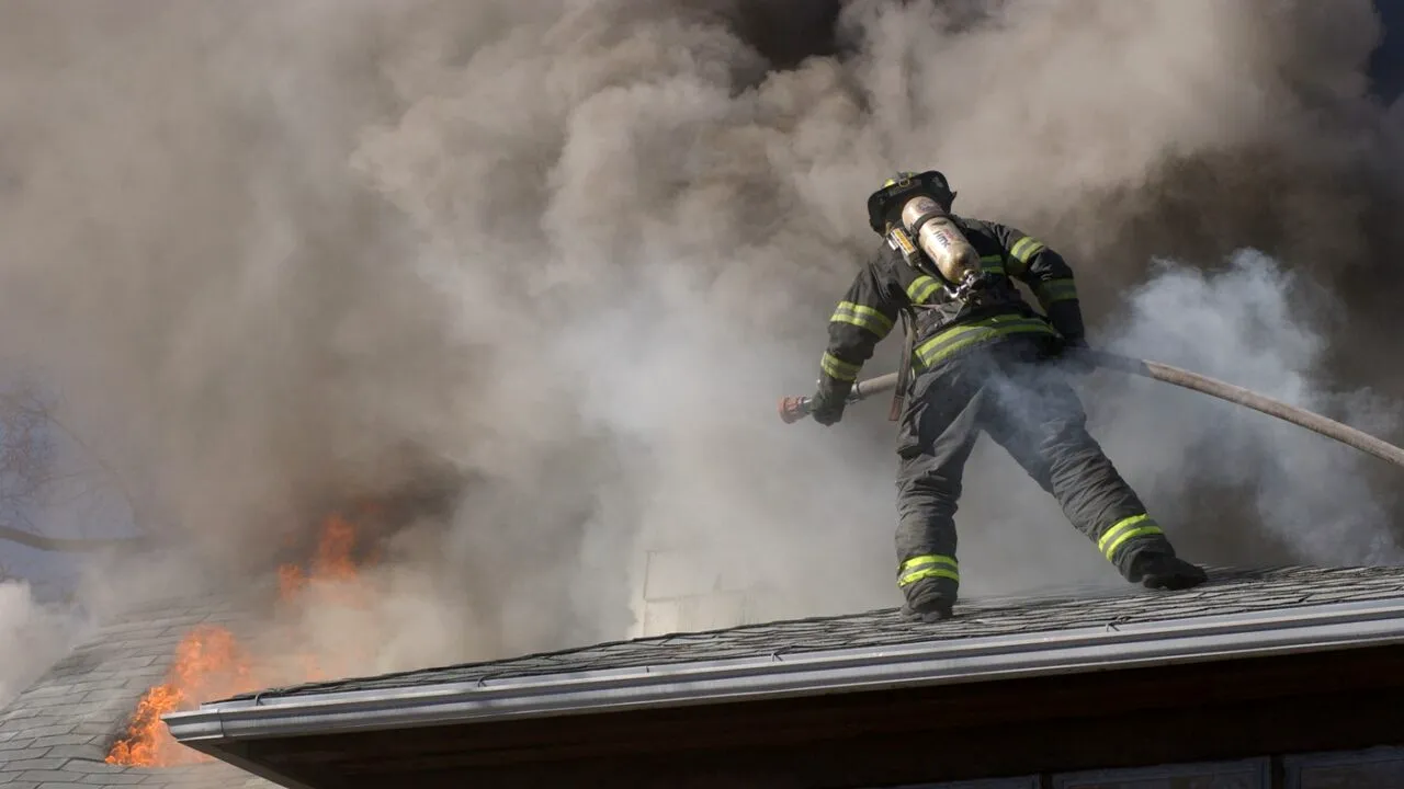O LOCUINȚĂ din Sectorul 5 al Capitalei, cuprinsă de flăcări. Două victime, printre care o tânără de 18 ani, transportate la spital cu arsuri