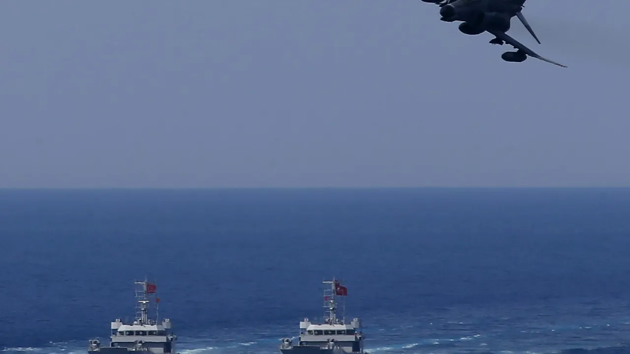 Avioane militare turce încearcă să oprească două nave care se îndreaptă spre Grecia