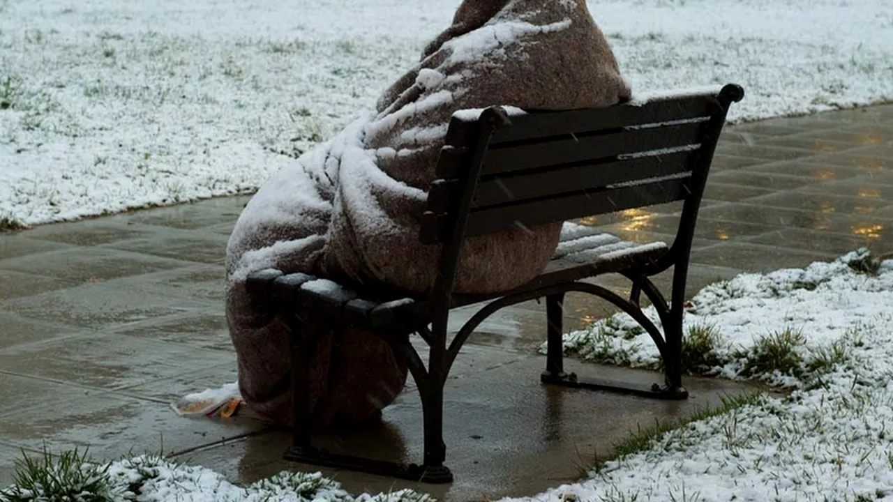 Un om al străzii din Botoșani a ajuns în șoc hipotermic la spital, dar a fost salvat. Cui îi datorează viața