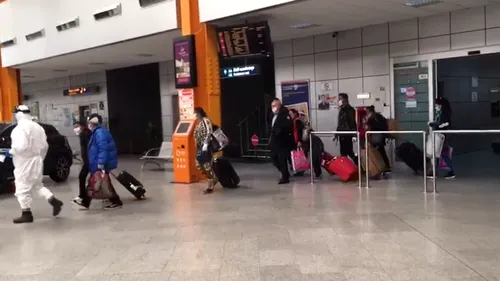 VIDEO. Românii din afară continuă să se întoarcă în țară / Imagini de la Aeroportul din Cluj cu persoane venite din Elveția