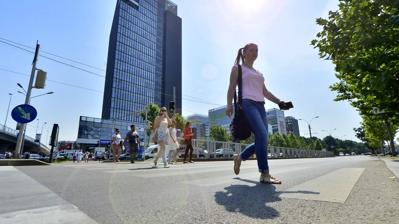 REVENIREA LA BIROU. Recomandările INSP: Portul obligatoriu al măștii, termometrizarea zilnică și paravane de protecție