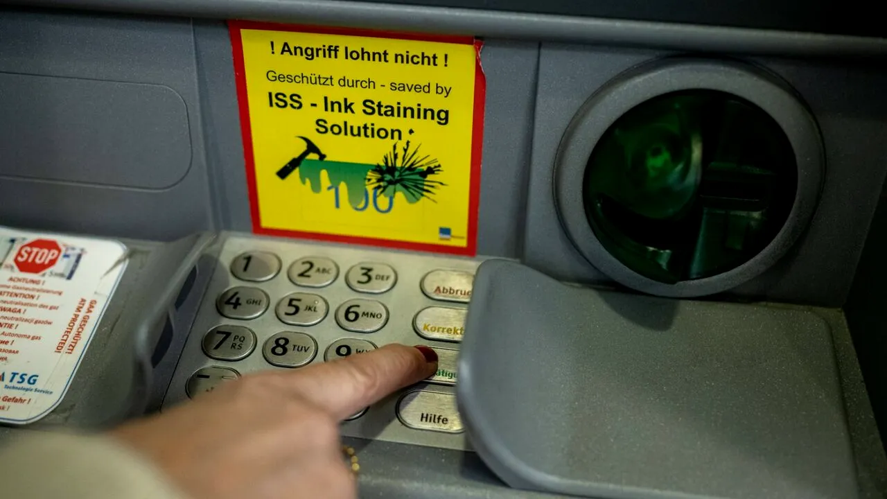 Vrei să scoți bani de la bancomat dar ai UITAT cardul acasă? Metode sigure prin care poți retrage banii fără cardul fizic