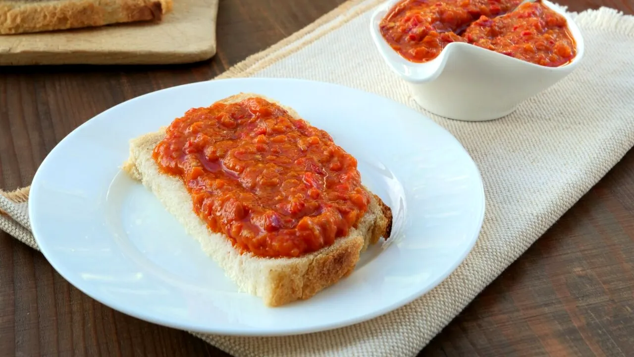 O rețetă veche de 100 de ani: Iată ingredientele și cei 11 pași de urmat pentru a prepara o zacuscă autentică și delicioasă