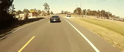 Un motociclist s-a filmat în timp ce a intrat într-o mașină. VIDEO