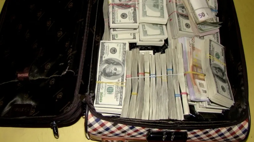 O femeie a fost prinsă în Vama Curtici cu peste 650.000 de dolari în geantă
