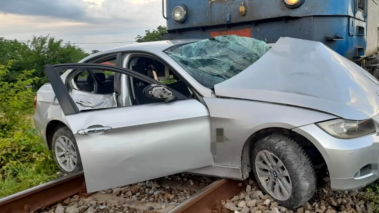 Mașină lovită în plin de un tren în Ialomița. Două persoane au ajuns la spital