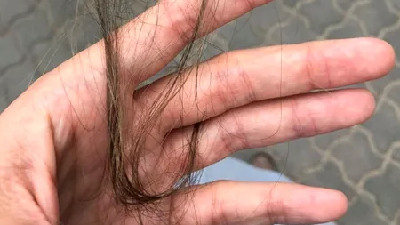 „NU FIȚI INDIFERENȚI!” Adolescentă bătută crunt de alte fete în mijlocul străzii, în Craiova. O studentă a ajutat-o: „Animalele acelea i-au smuls părul”