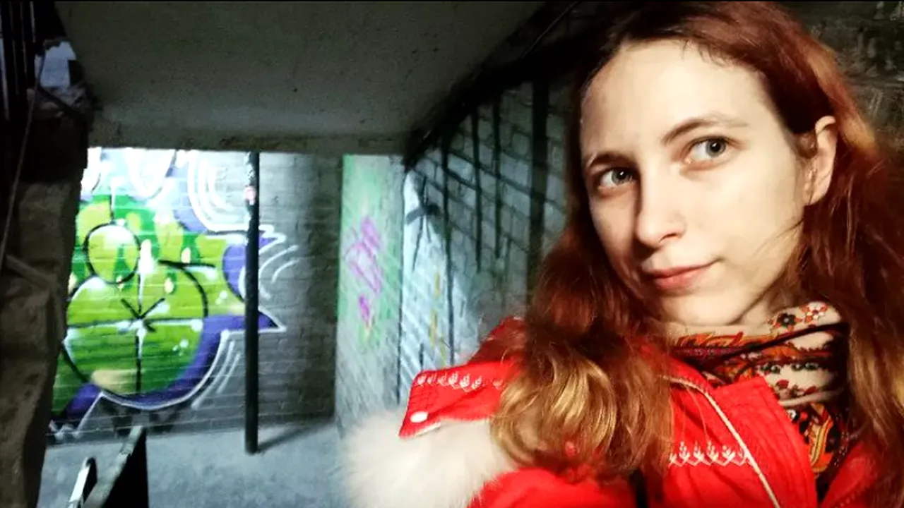 O rusoaică din Sankt Petersburg riscă până la 10 ani de închisoare. A înlocuit etichetele de preț dintr-un supermarket cu știri despre războiul din Ucraina