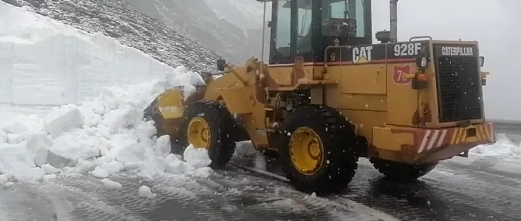 Ninge la munte în prima zi de vară: A început deszăpezirea pe Transfăgărășan și Transalpina - VIDEO