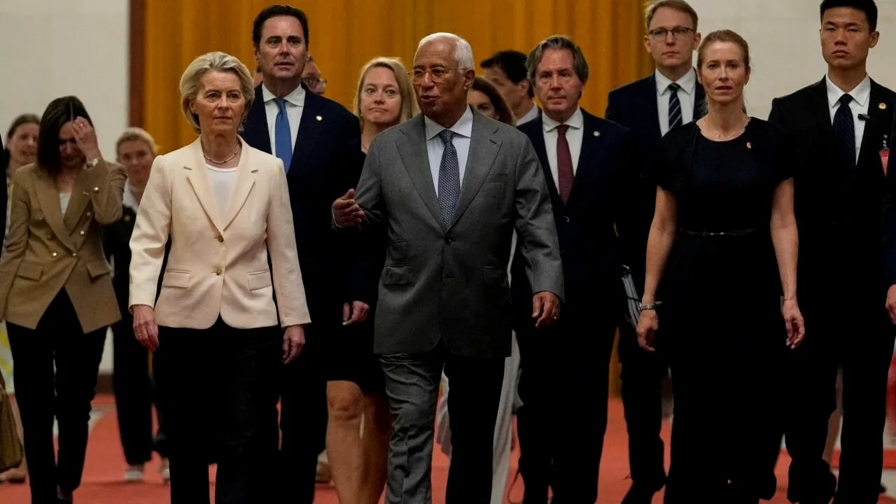 Ambasadorul Rusiei, convocat la Bruxelles după atacul asupra reprezentanței UE din Kiev /Macron denunță „TEROAREA” Kremlinului