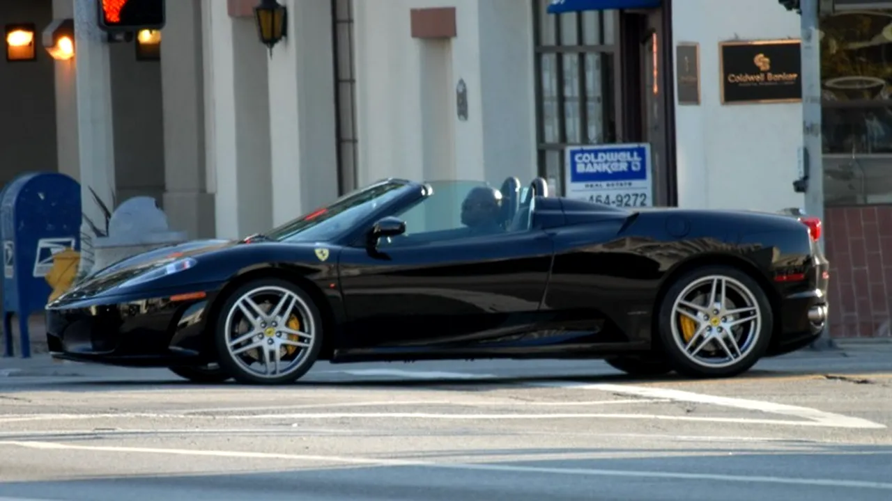 O dansatoare româncă în cluburi din Italia, acuzată de furtul unui vehicul Ferrari