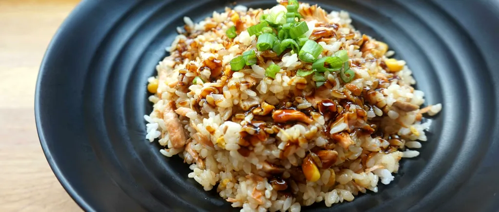 Motivul pentru care nu ar trebui să mănânci NICIODATĂ orez refrigerat