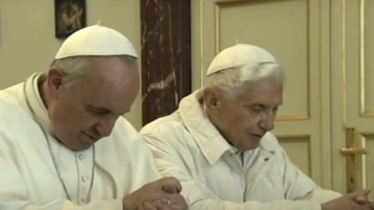 Papa Francisc și Papa emerit Benedict al XVI-lea, 94 de ani, au fost imunizați cu cea de-a treia doză de vaccin anti-COVID-19