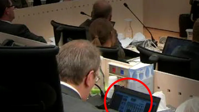 Unul dintre judecătorii din procesul lui Anders Breivik, surprins jucând SOLITAIRE în timpul procesului. REACȚIA tribunalului