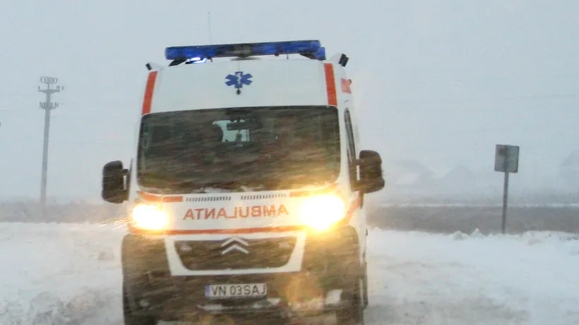 Patru ambulanțe sunt blocate pe drumuri, din cauza zăpezii