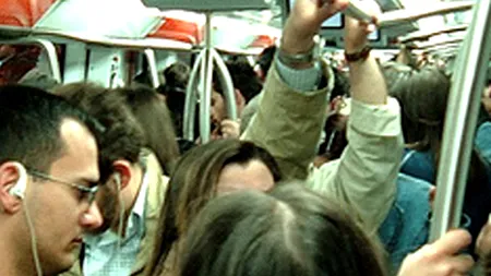 Doi copii români au jefuit un turist în metroul din Roma, apoi aproape i-au secționat degetul prin mușcături unui bărbat care a vrut să-i ducă la poliție