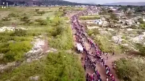 AFRICA DE SUD. Mii de oameni stau la coadă de 4 km lungime pentru a primi colete alimentare